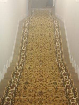 Укладка ковровой дорожки на лестнице с применением ковродержателей