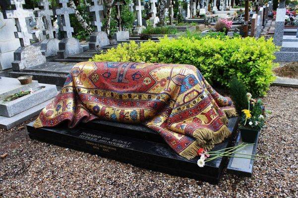 Уникальное надгробие-ковер на могиле великого танцовщика Рудольфа Нуреева